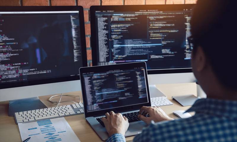 数据科学选型:R与Python如何赋能诸城市网站建设?